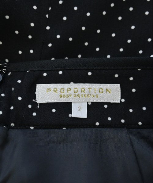 PROPORTION BODY DRESSING Knee length skirts