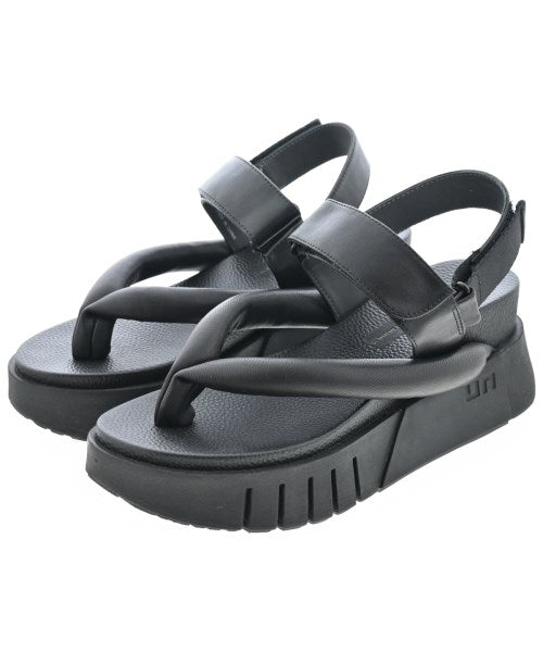 UN3D. Sandals