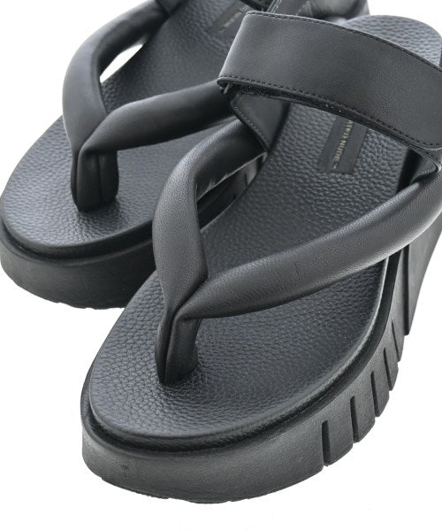 UN3D. Sandals