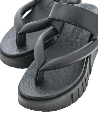 UN3D. Sandals