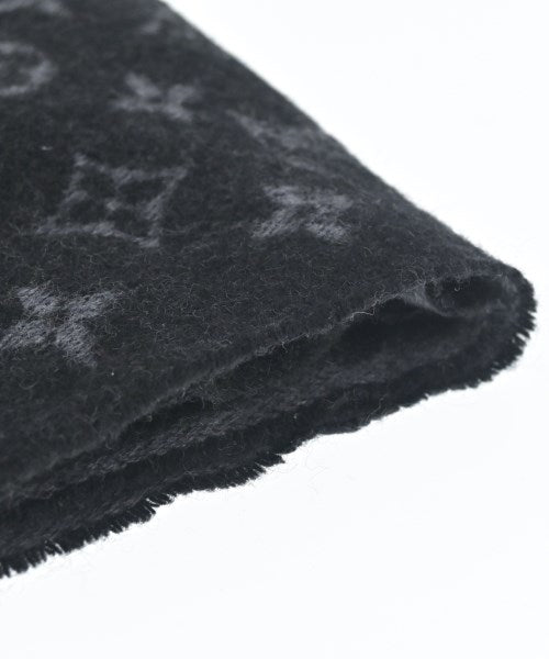 LOUIS VUITTON Winter scarves