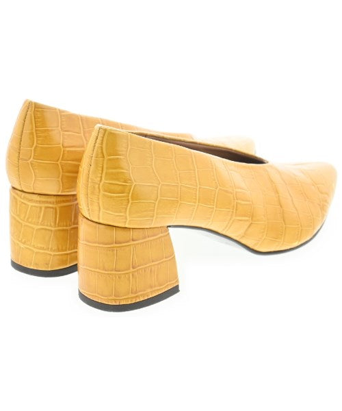 FLATTERED Pumps/Heels