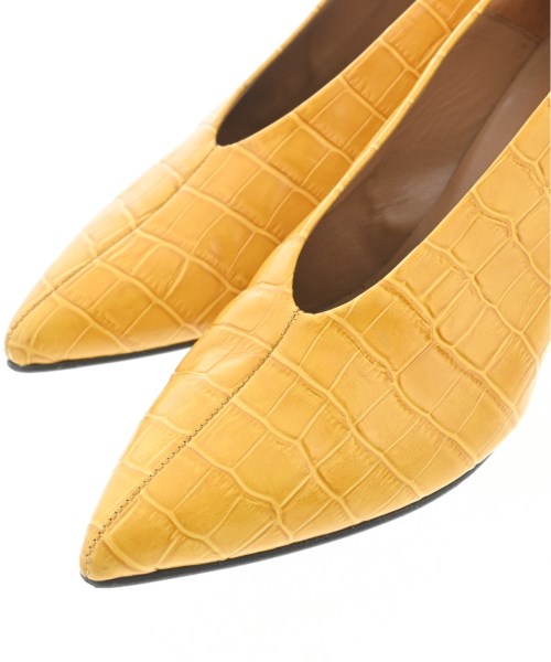 FLATTERED Pumps/Heels